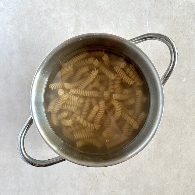 Salade de pates feves radis étape 1